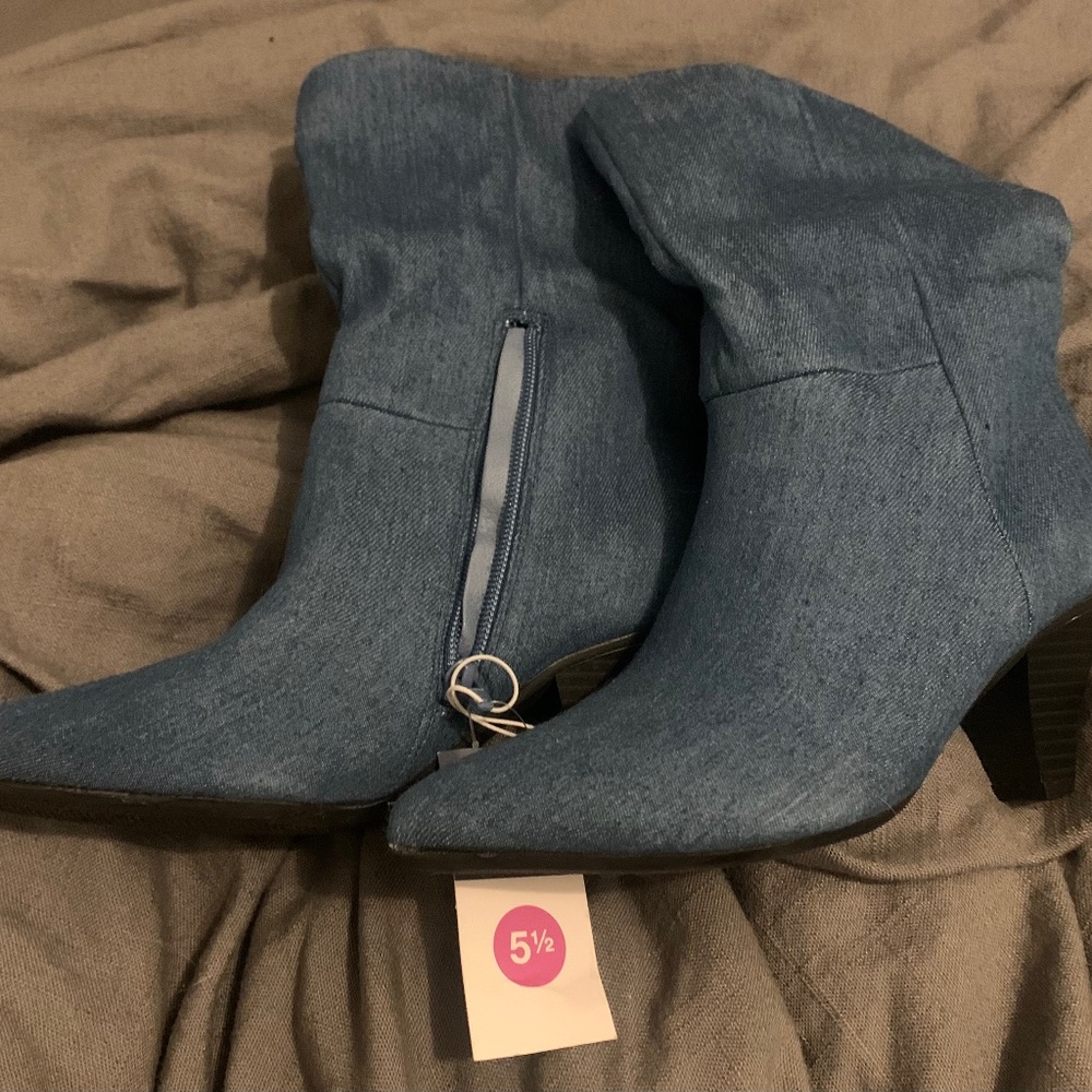 Universal Thread boots